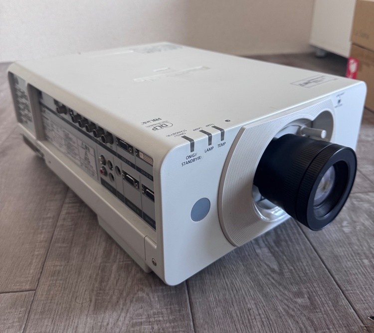 Panasonic プロジェクター ホワイト リモコン 電源ケーブル付き最大200インチ（家電）の商品画像 - 査定依頼日：2026年7月19日 - 最高査定価格：5,000円