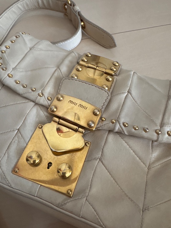 ミュウミュウ  （ブランドバッグ）の商品画像 - 査定依頼日：2025年8月30日 - 最高査定価格：15,000円