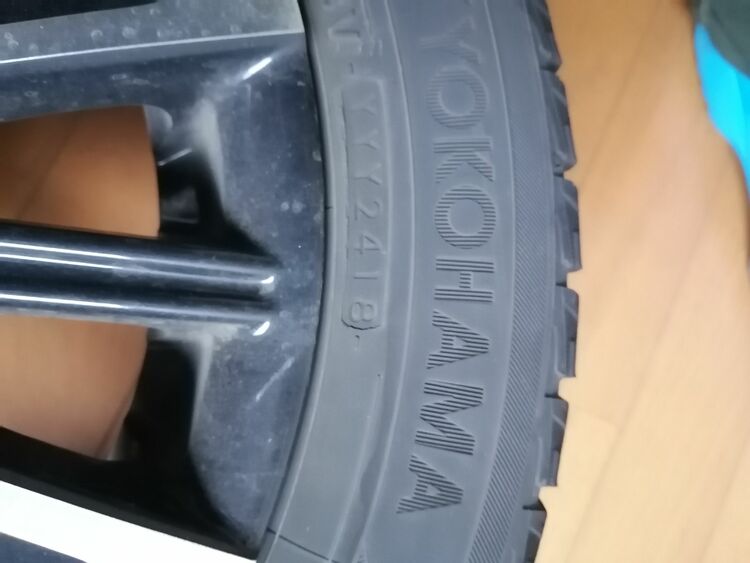 アルミホイール付きスタッドレスタイヤ（カー用品）の商品画像 - 査定依頼日：2025年10月15日 - 最高査定価格：6,000円