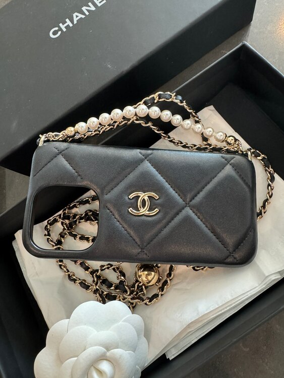 シャネルI phone 15pro case（ブランド財布・小物）の商品画像 - 査定依頼日：2025年2月6日 - 最高査定価格：38,000円