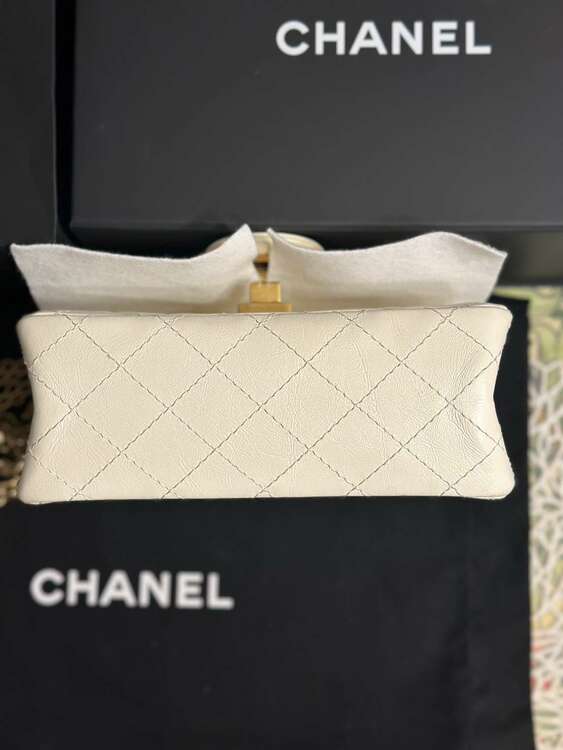 シャネルショルダーバッグ　マトラッセ　白　2.55（ブランドバッグ）の商品画像 - 査定依頼日：2025年4月24日 - 最高査定価格：400,000円