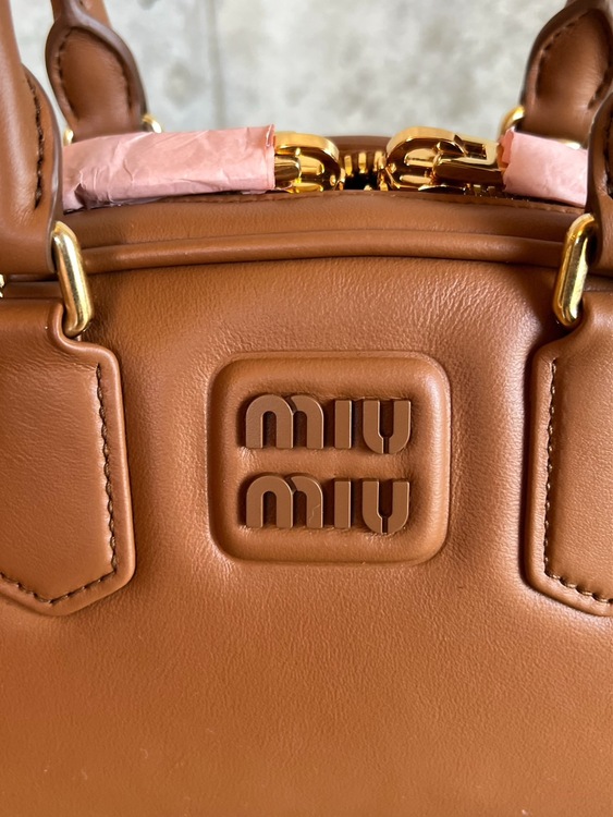 5BB191 miumiuレザーバッグ（ブランドバッグ）の商品画像 - 査定依頼日：2026年10月4日 - 最高査定価格：180,000円