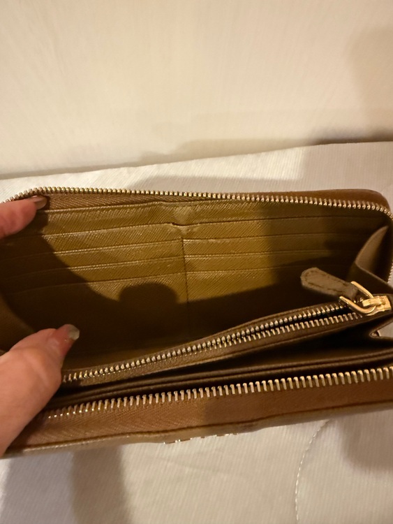 SAFFIANO METAL ZIP AROUND WALLET型番1ML506（ブランド財布・小物）の商品画像 - 査定依頼日：2025年10月7日 - 最高査定価格：100,000円