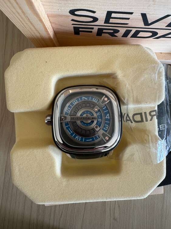 セブン・フライデー レフトハンド ２種類（高級時計）の商品画像 - 査定依頼日：2024年11月8日 - 最高査定価格：70,000円