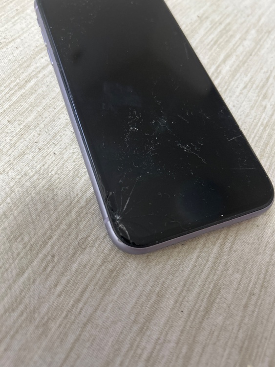 iPhone iPhone11 128GB Softbank（スマホ）の商品画像 - 査定依頼日：2026年7月3日 - 最高査定価格：11,000円