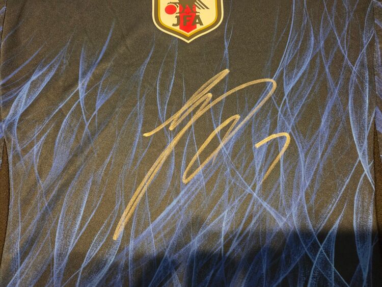 日本代表三笘薫サイン入りユニフォーム（その他のスポーツ用品）の商品画像 - 査定依頼日：2025年10月18日 - 最高査定価格：21,000円
