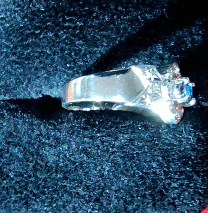 サファイヤリング。鑑定書見つからず（宝石）の商品画像 - 査定依頼日：2025年11月12日 - 最高査定価格：100,000円