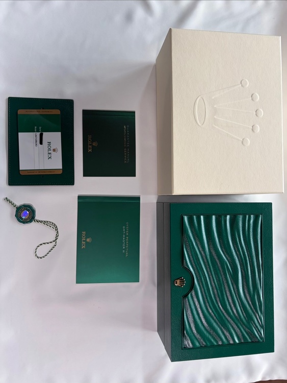 ロレックス GMTマスター 126710blrn（高級時計）の商品画像 - 査定依頼日：2026年3月29日 - 最高査定価格：3,750,000円