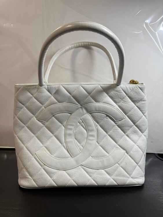 白（ブランドバッグ）の商品画像 - 査定依頼日：2025年1月11日 - 最高査定価格：82,000円