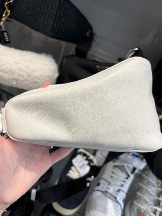 トライアングル レザー ショルダーバッグ ホワイト（ブランドバッグ）の商品画像 - 査定依頼日：2025年7月28日 - 最高査定価格：160,000円