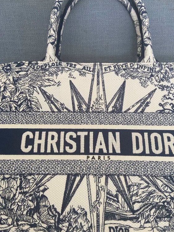 ブックトート ネイビー（ブランドバッグ）の商品画像 - 査定依頼日：2023年8月25日 - 最高査定価格：270,000円