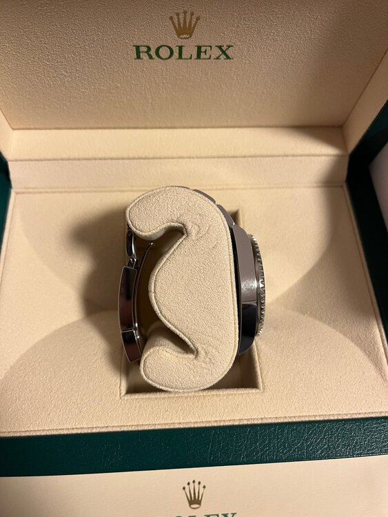 ロレックス GMTマスター 126710BLN（高級時計）の商品画像 - 査定依頼日：2025年1月5日 - 最高査定価格：2,300,000円