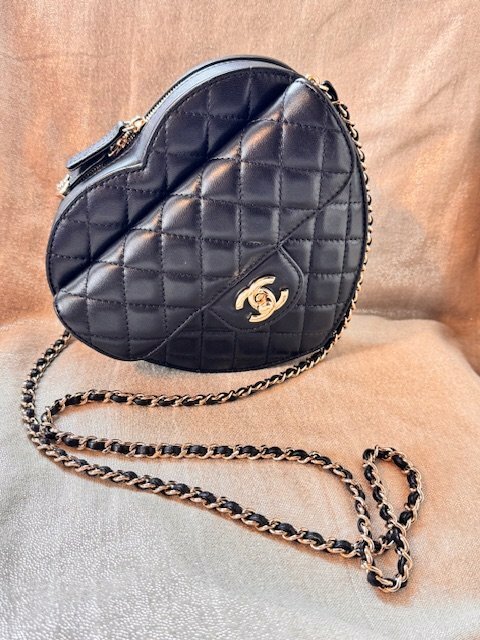 ハートシェイプ　チェーンバッグ　ラムスキン　金具シャンパンゴールド（ブランドバッグ）の商品画像 - 査定依頼日：2026年3月2日 - 最高査定価格：670,000円