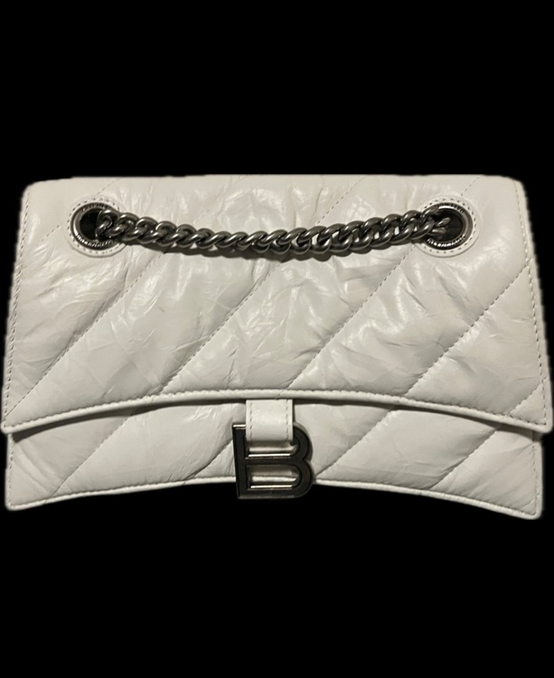 clash chain small（ブランドバッグ）の商品画像 - 査定依頼日：2025年10月23日 - 最高査定価格：140,000円