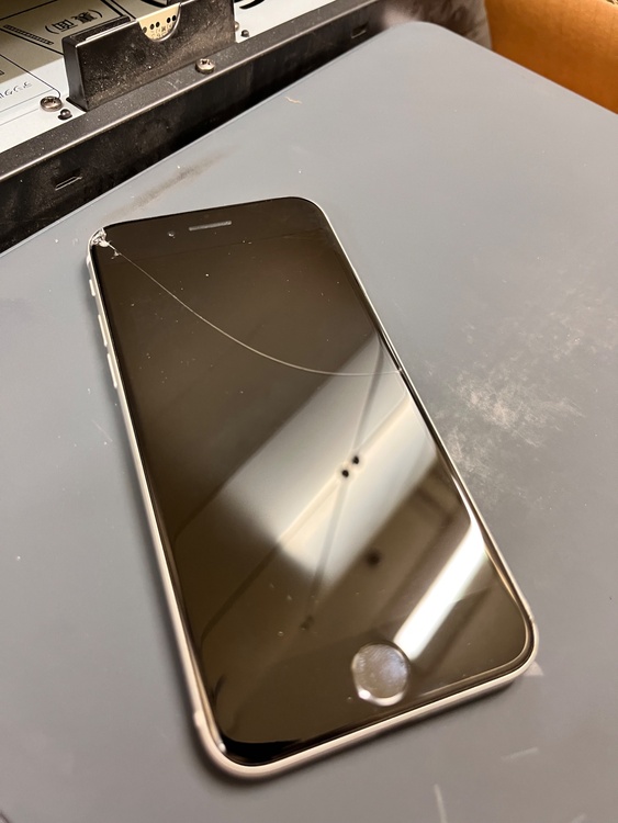 iPhone SE (第 2 世代) 64GB docomo（スマホ）の商品画像 - 査定依頼日：2026年3月30日 - 最高査定価格：6,500円