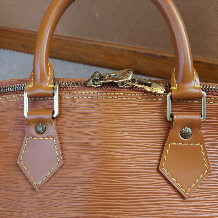 ルイヴィトン エピ （ブランドバッグ）の商品画像 - 査定依頼日：2025年2月12日 - 最高査定価格：15,000円