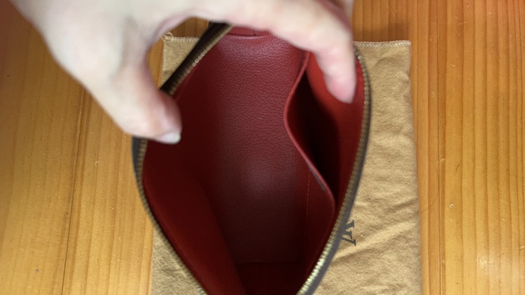 コスメポーチ（ブランド財布・小物）の商品画像 - 査定依頼日：2026年9月22日 - 最高査定価格：8,000円