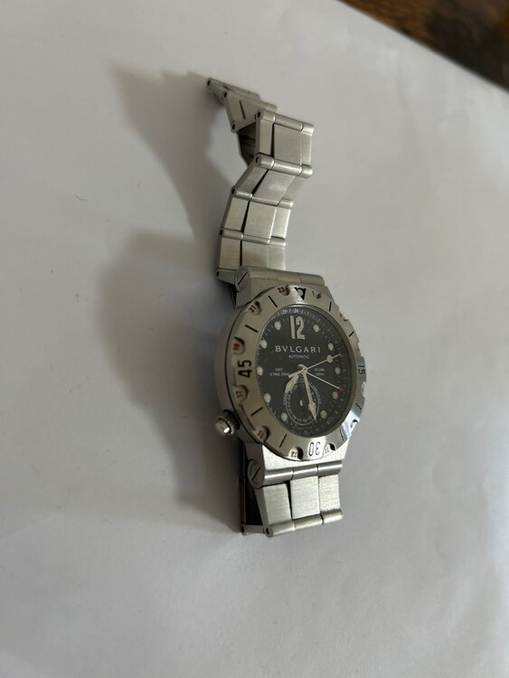 ブルガリ ディアゴノ SD38SGMTディアゴノプロフェッショナルスクーバGMT3タイムゾーンSSブラック（高級時計）の商品画像 - 査定依頼日：2025年5月11日 - 最高査定価格：180,000円