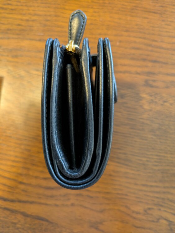 スタッズレザー二つ折り財布　1ML018　2C3H（ブランド財布・小物）の商品画像 - 査定依頼日：2025年12月10日 - 最高査定価格：20,000円