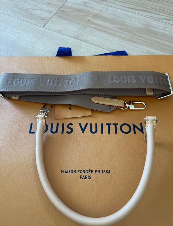 M12939 ルーピング　（ブランドバッグ）の商品画像 - 査定依頼日：2025年8月10日 - 最高査定価格：310,000円