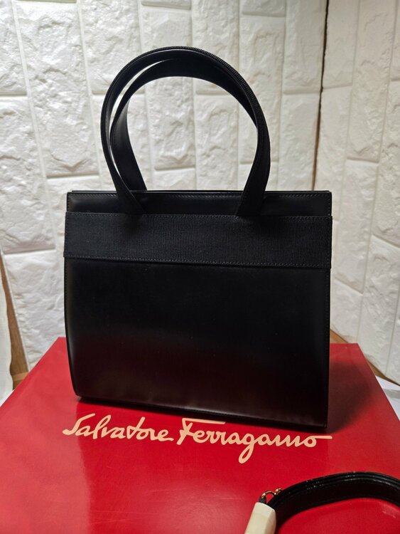 ヴァラ（Vara）リボン トップハンドル バッグと考えられます。（ブランドバッグ）の商品画像 - 査定依頼日：2026年2月24日 - 最高査定価格：20,000円