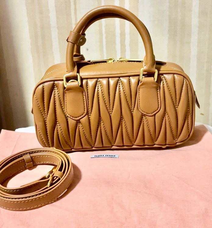 ミュウミュウ　アルカディマテラッセバッグ　（ブランドバッグ）の商品画像 - 査定依頼日：2025年12月17日 - 最高査定価格：160,000円