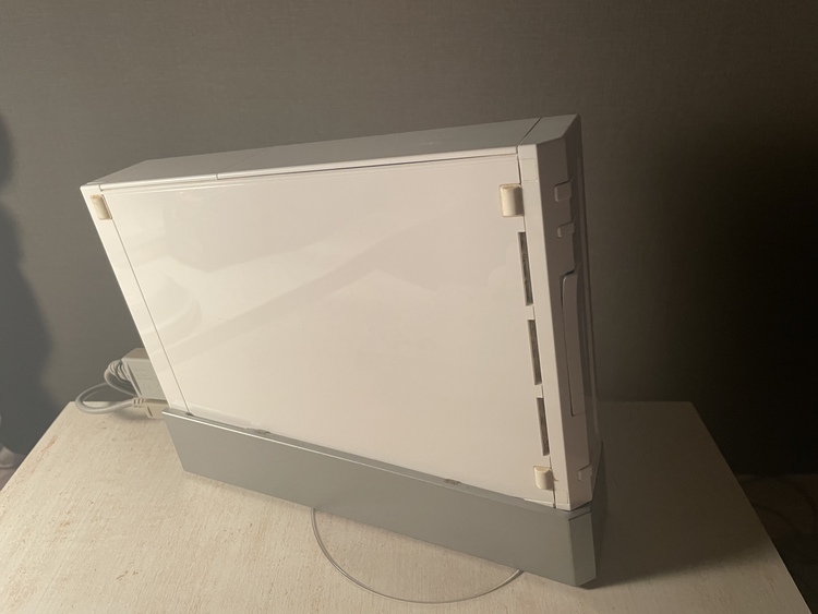 Wii本体 リモコン ヌンチャク カセット（ゲーム機本体・ゲームソフト）の商品画像 - 査定依頼日：2022年5月9日 - 最高査定価格：1,180円