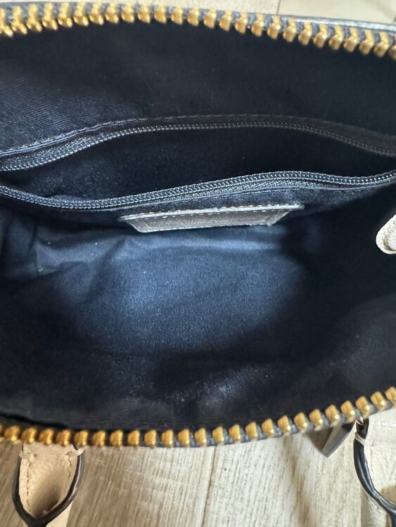 コーチ　ｸﾛｽｸﾞﾚｰﾝ ﾍﾞﾈｯﾄ ﾍﾞﾋﾞｰ ｻｯﾁｪﾙ バ（ブランド財布・小物）の商品画像 - 査定依頼日：2025年2月14日 - 最高査定価格：5,000円