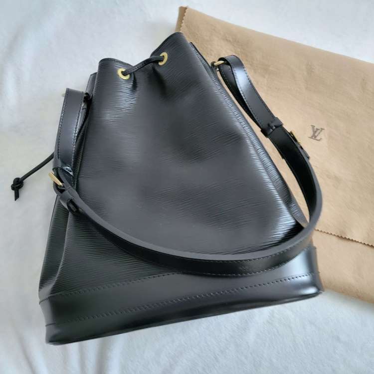 エピノエ　ショルダー（ブランドバッグ）の商品画像 - 査定依頼日：2022年8月25日 - 最高査定価格：35,000円