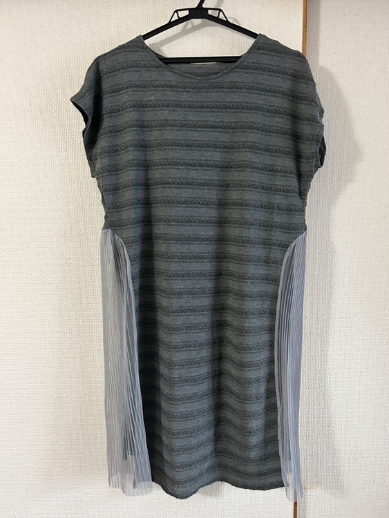 膝丈ワンピース　グレー　プリーツレース（古着・ファッション）の商品画像 - 査定依頼日：2025年8月13日 - 最高査定価格：100円