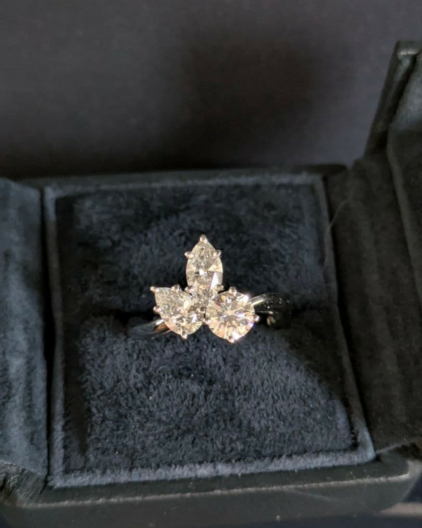 ハリーウィンストン　スリーストーンクラスター（宝石）の商品画像 - 査定依頼日：2026年1月27日 - 最高査定価格：900,000円