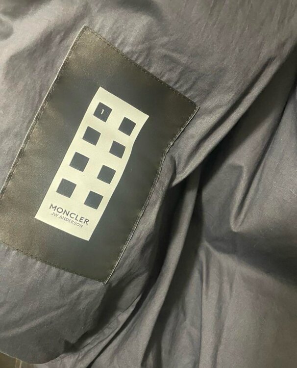 モンクレール JW Anderson コレクション マルチカラー ダウン（古着・ファッション）の商品画像 - 査定依頼日：2024年12月3日 - 最高査定価格：40,000円