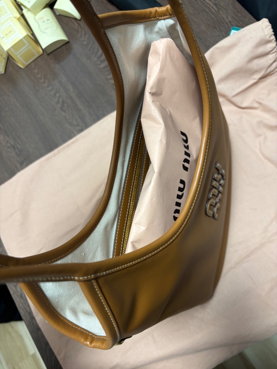 ミュウミュウ  （ブランドバッグ）の商品画像 - 査定依頼日：2025年12月24日 - 最高査定価格：210,000円