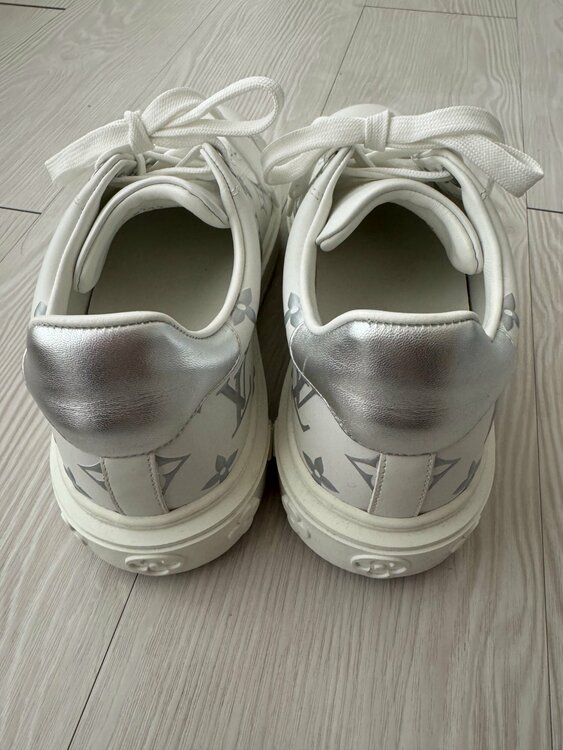 タイムアウトライン スニーカー　ホワイト/シルバー（ブランド財布・小物）の商品画像 - 査定依頼日：2026年3月27日 - 最高査定価格：16,000円