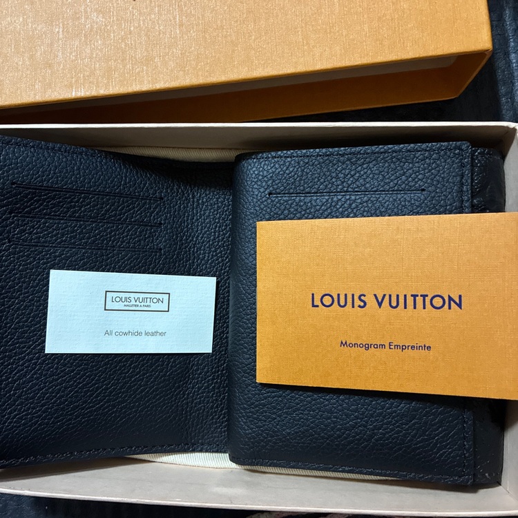 ポルトフォイユ・ヴィクトリーヌ CA1128（ブランド財布・小物）の商品画像 - 査定依頼日：2025年6月17日 - 最高査定価格：20,000円