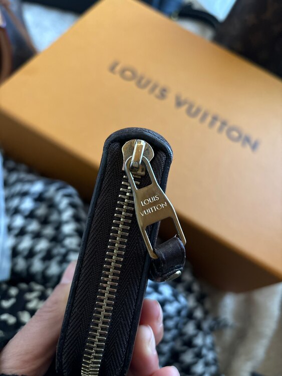 アンプラントジッピーウォレット（ブランド財布・小物）の商品画像 - 査定依頼日：2024年12月23日 - 最高査定価格：40,000円