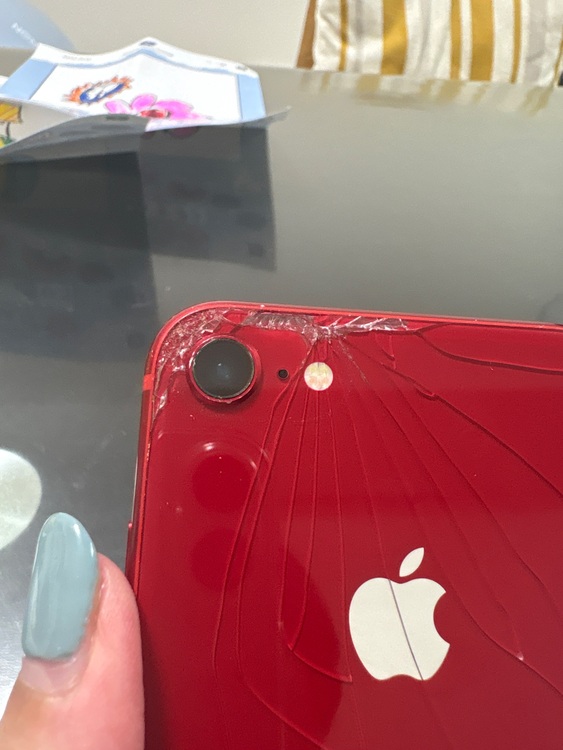 iPhone8 赤（スマホ）の商品画像 - 査定依頼日：2025年7月31日 - 最高査定価格：2,000円