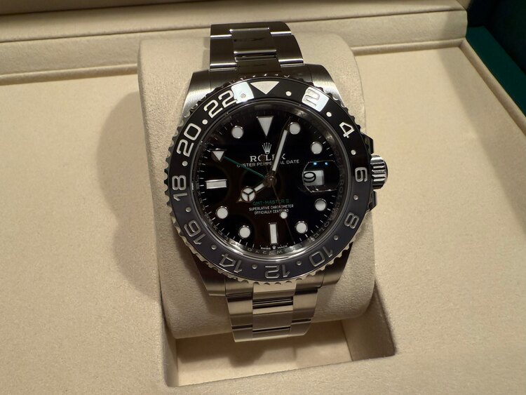 ロレックス GMTマスター 126710GRNr（高級時計）の商品画像 - 査定依頼日：2025年5月9日 - 最高査定価格：2,660,000円