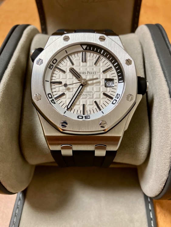 ロイヤルオークオフショアダイバー（高級時計）の商品画像 - 査定依頼日：2025年8月16日 - 最高査定価格：2,500,000円