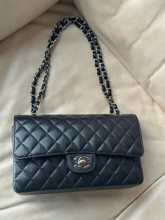 マトラッセ　キャビアスキン　ダブルフラップ　25cm（ブランドバッグ）の商品画像 - 査定依頼日：2025年1月31日 - 最高査定価格：800,000円