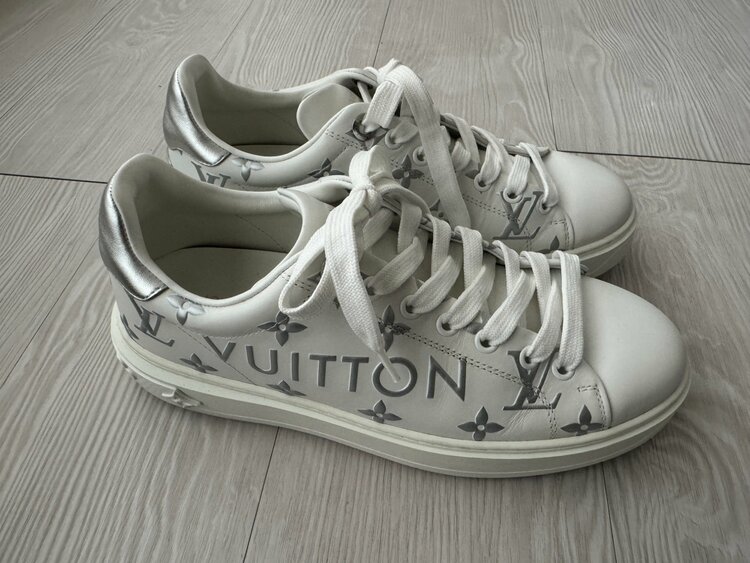 タイムアウトライン スニーカー　ホワイト/シルバー（ブランド財布・小物）の商品画像 - 査定依頼日：2026年3月27日 - 最高査定価格：16,000円