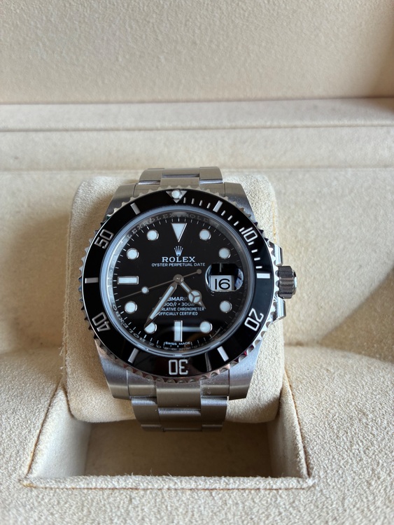 サブマリーナデイト　116610LN（高級時計）の商品画像 - 査定依頼日：2025年6月15日 - 最高査定価格：1,750,000円