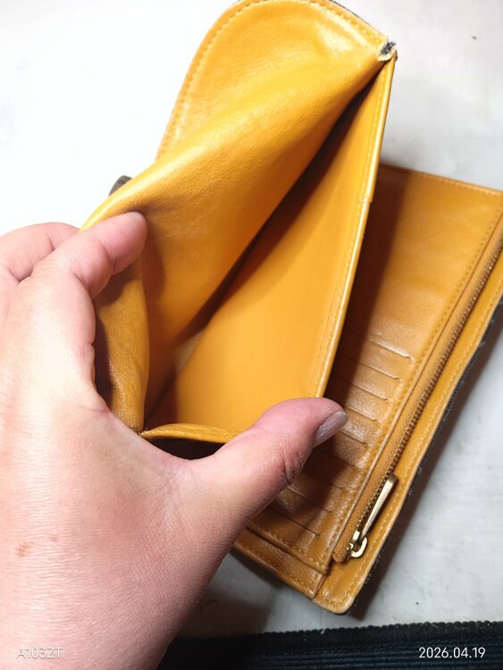 二つ折り財布（ブランド財布・小物）の商品画像 - 査定依頼日：2026年4月21日 - 最高査定価格：18,000円