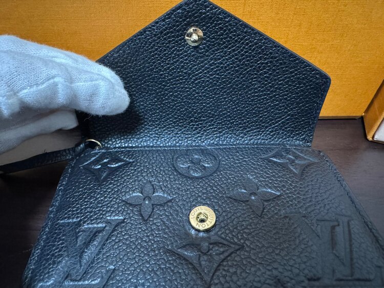 二つ折り財布（ブランド財布・小物）の商品画像 - 査定依頼日：2025年1月27日 - 最高査定価格：30,000円