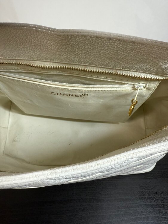 白（ブランドバッグ）の商品画像 - 査定依頼日：2025年1月11日 - 最高査定価格：82,000円