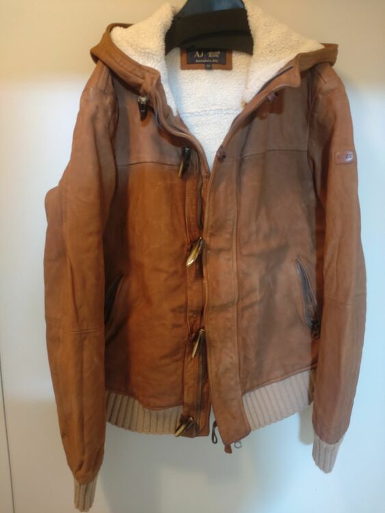 アルマーニジーンズ裏ボアフード付きレザージャケット（古着・ファッション）の商品画像 - 査定依頼日：2025年9月30日 - 最高査定価格：1,000円