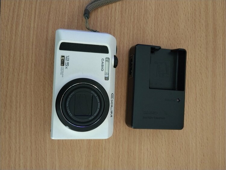 CASIO EXILM EX-ZR100（カメラ）の商品画像 - 査定依頼日：2026年5月9日 - 最高査定価格：8,000円