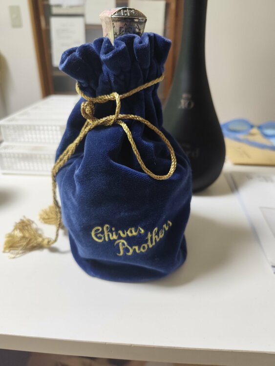 ロイヤル サルート 21年 青 陶器ボトル  700ml （お酒）の商品画像 - 査定依頼日：2026年7月5日 - 最高査定価格：6,000円