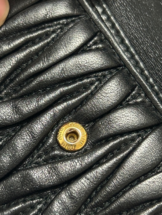 ミュウミュウ  （ブランドバッグ）の商品画像 - 査定依頼日：2026年4月12日 - 最高査定価格：30,000円