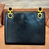 フェラガモ ガンチーニ ショルダーバッグ 黒 （ブランドバッグ）の商品画像 - 査定依頼日：2025年4月13日 - 最高査定価格：15,000円